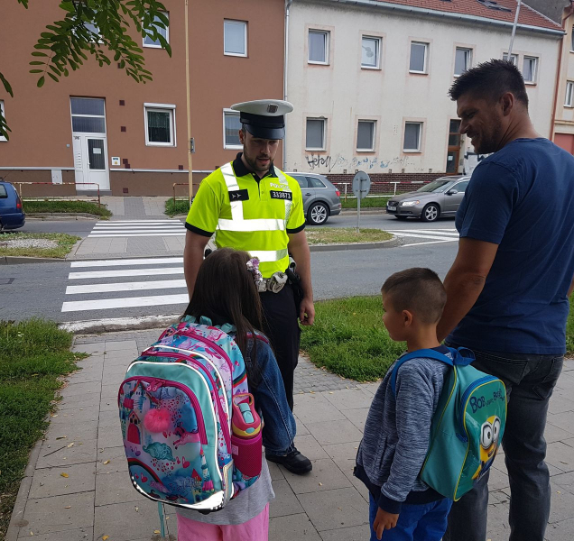 První školní den policisté dohlíželi na děti na přechodech