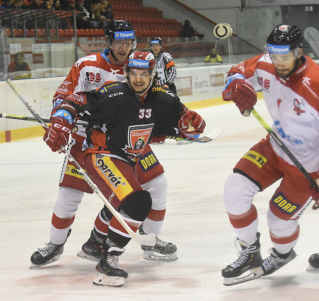 Mora se dál trápí, padla doma s Hradcem