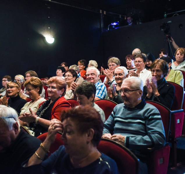Senioři se zúčastnili představení s preventivní tématikou