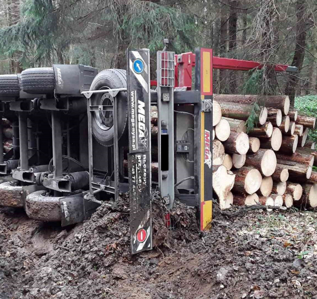 U Horního Štěpánova se převrátil tahač