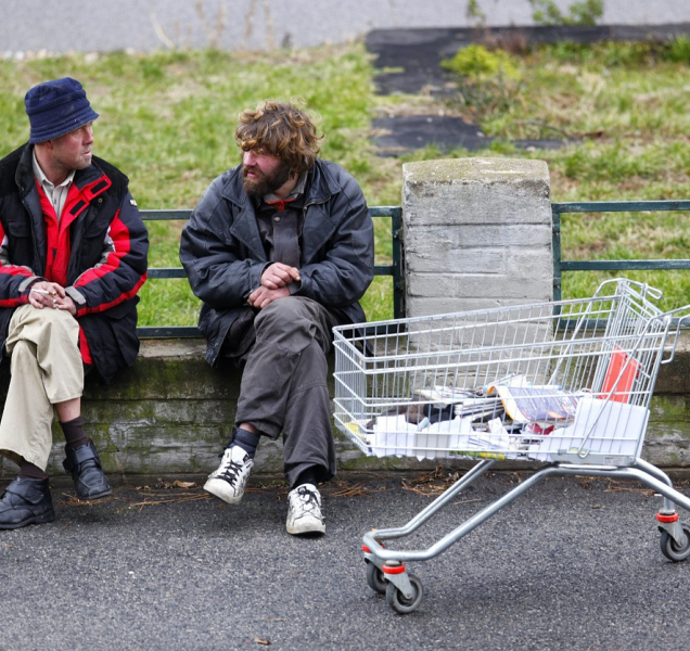 Bezdomovci z Přerova si uspořádali párty s krabicovým vínem