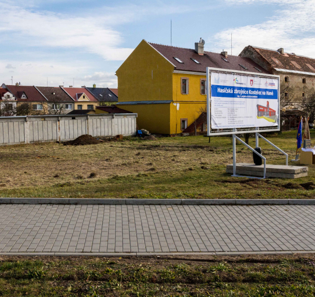 Nová zbrojnice pro hasiče v Kostelci už se staví