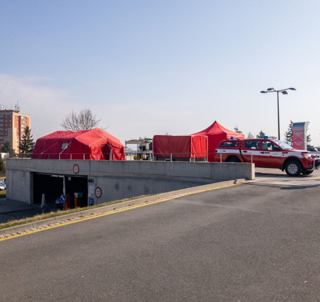 Fakultní nemocnice má konečně venkovní odběrové místo