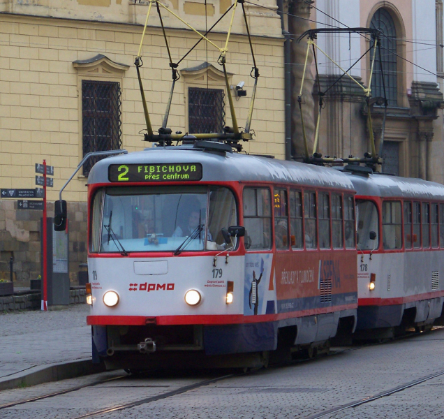 Opilec jel v tramvaji bez roušky a bil spolucestující