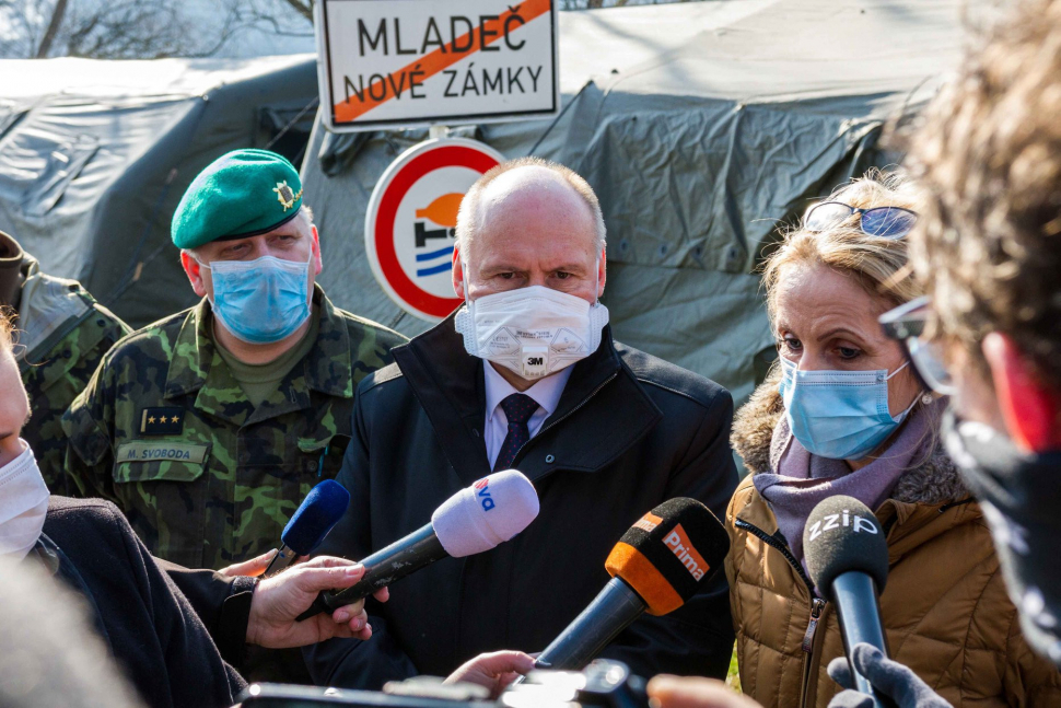 Roušku už jen ve zdravotnických nebo sociálních zařízeních