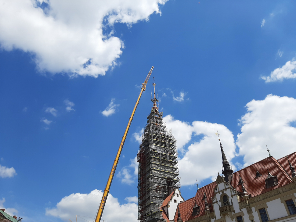 Věž olomoucké radnice je kompletní, na místě je špice se vzkazy