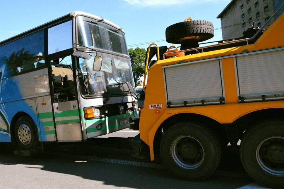 Vrak autobusu z Velkomoravské konečně odtažen