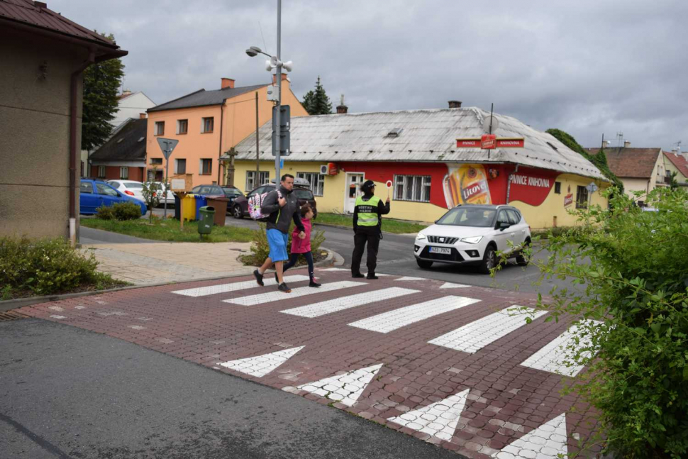 Strážníci dohlíží na bezpečnost dětí u škol