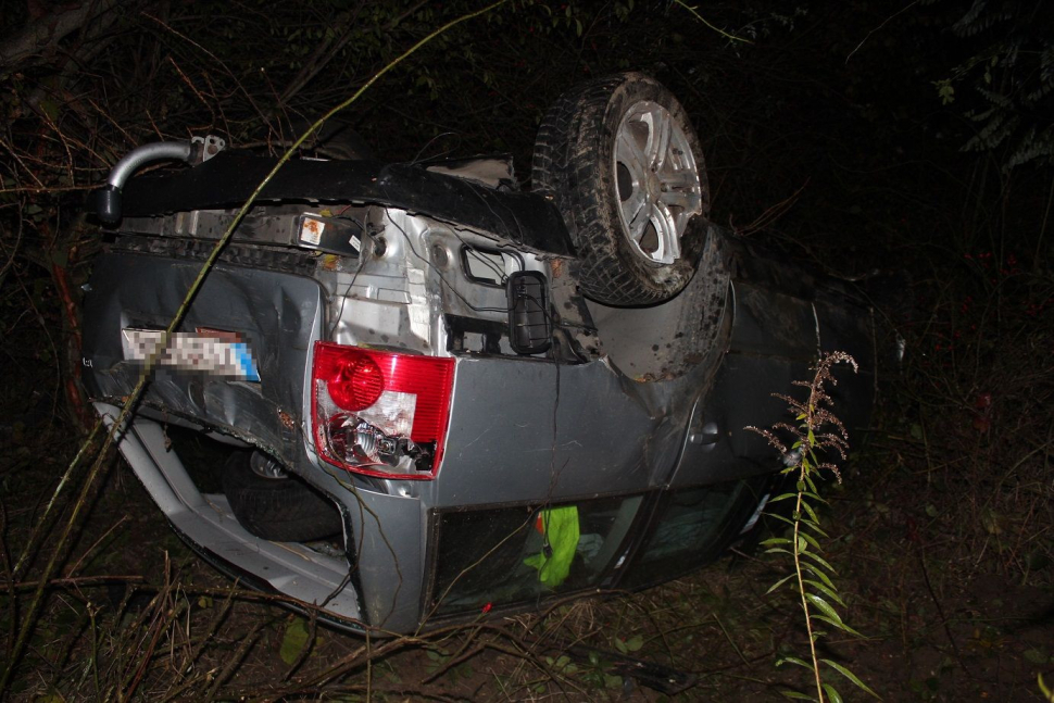 Opilý cizinec převrátil své auto na střechu