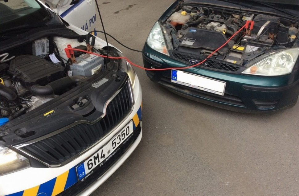 Olomoučtí strážníci pomohli mladíkovi nastartovat auto