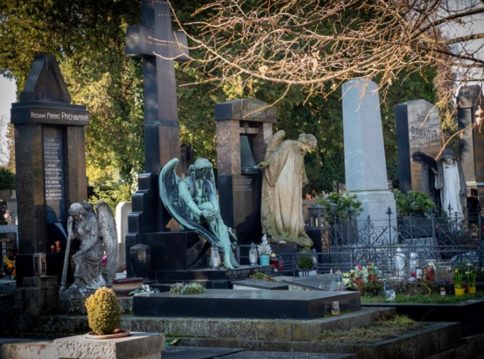 Otevřené hroby a urny, poničené náhrobky a policie na hřbitově