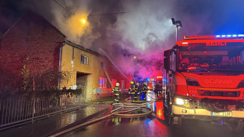 Noční požár zničil celou střechu