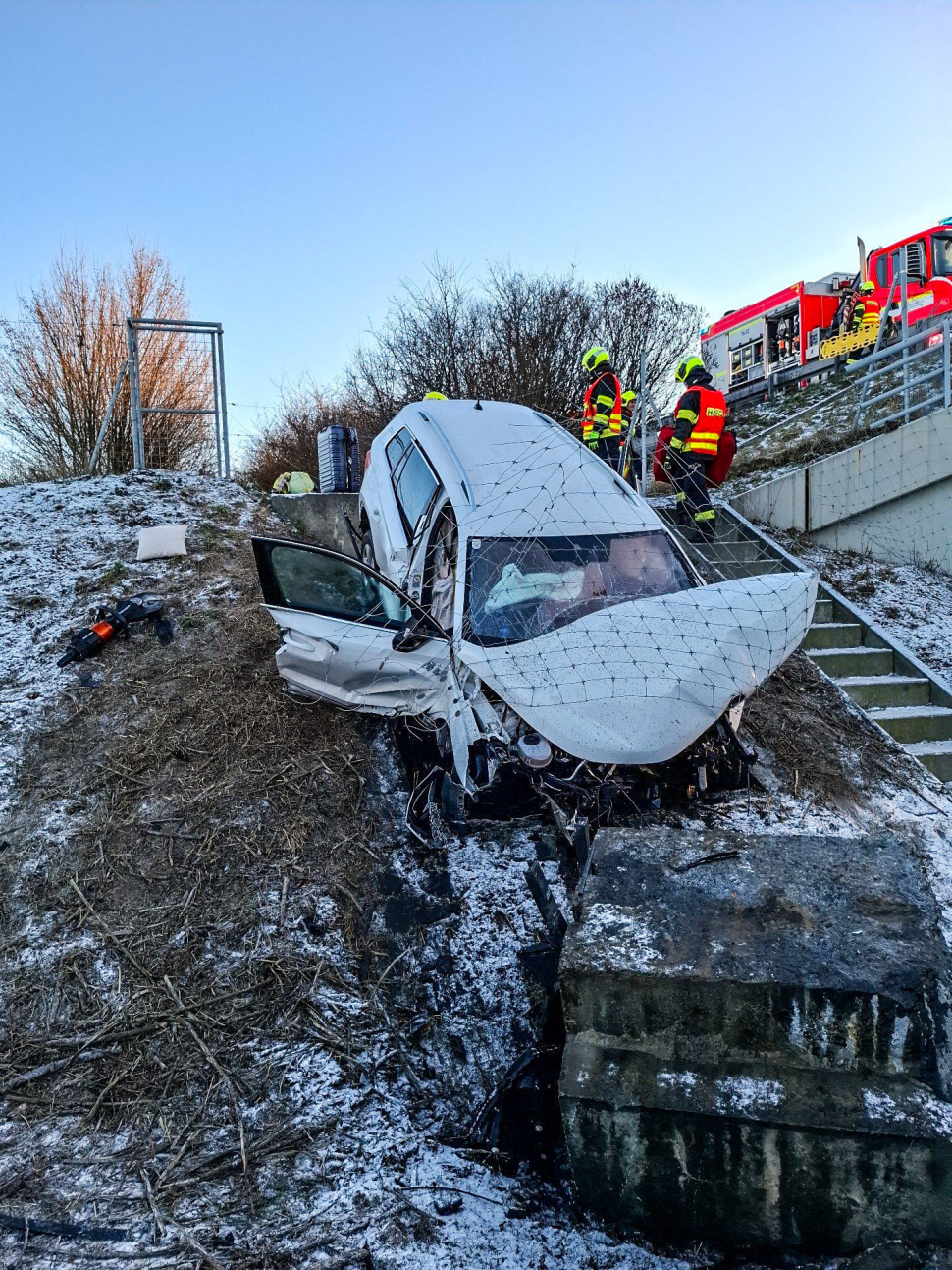Čtyři zaklínění zůstali v autě po nehodě na dálnici D35