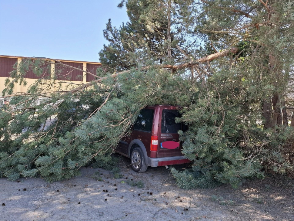 Hasiči v kraji vyjížděli kvůli větru k desítkám událostí