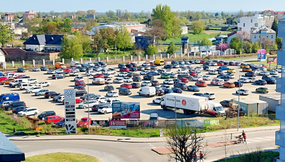 Chybí parkovací místa, nebo lepší navádění?