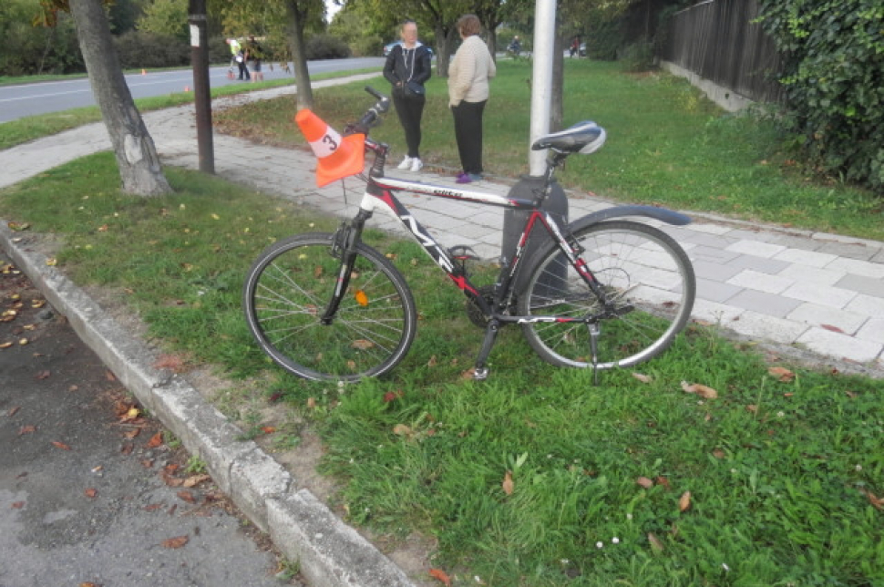 Opilý cyklista nezvládl svou jízdu, naboural do osobáku