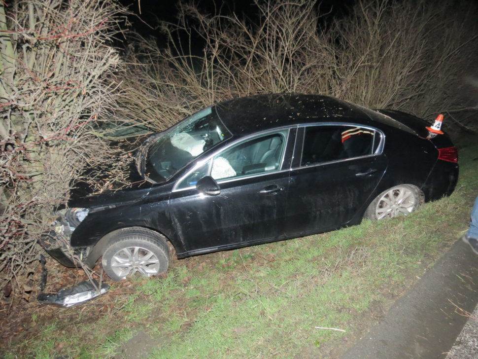 Mezi Bludovem a Postřelmovem bouralo auto